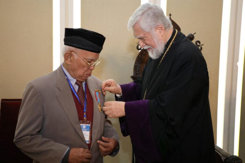 Asian ecumenical leader Dr Soritua Nababan awarded ’Mesrop Mashtots’ medal by Armenian Catholicos of Cilicia